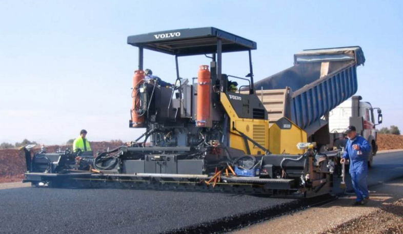 冷再生機租賃成為施工機械里面的首要設(shè)備