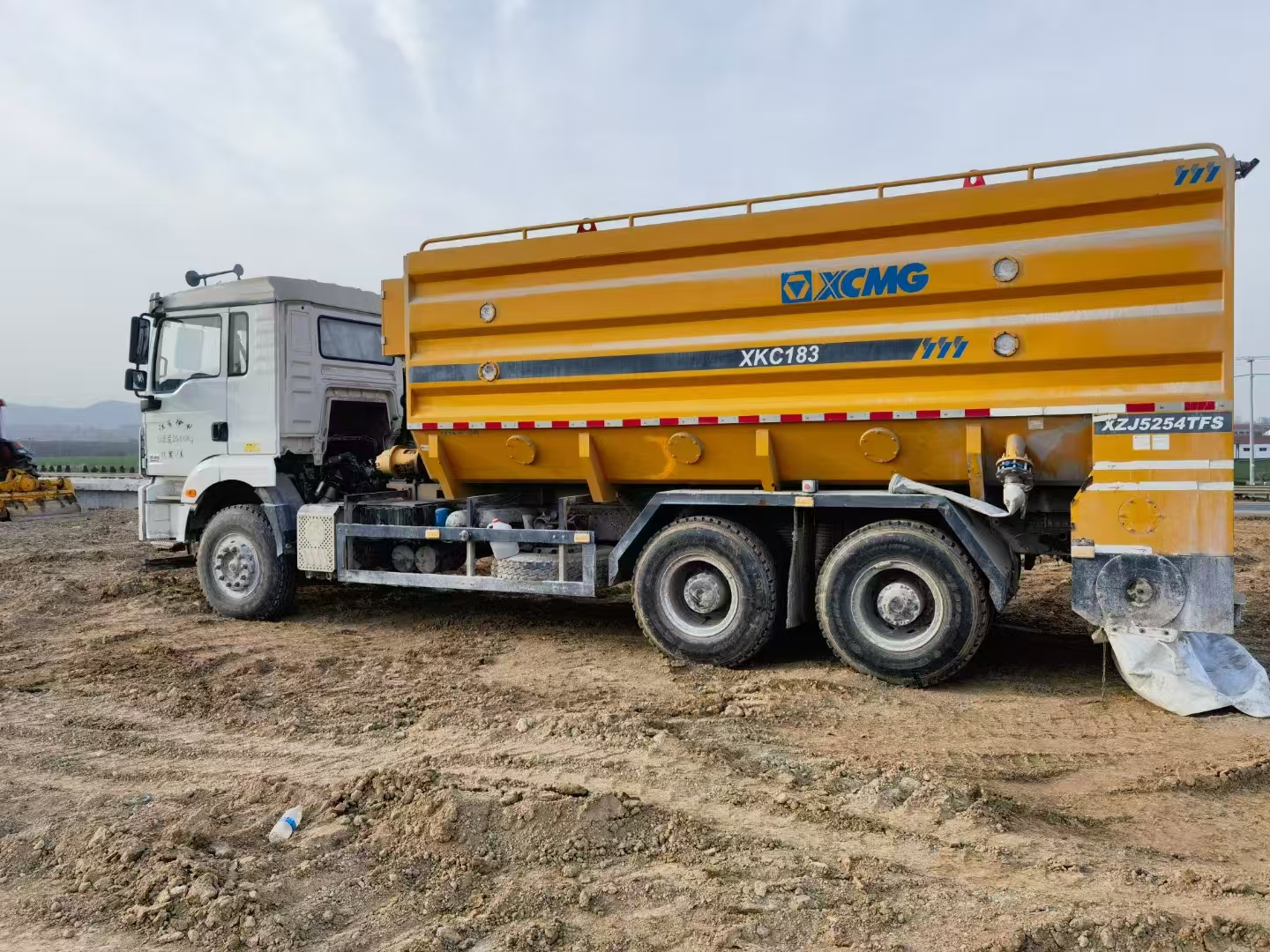 水泥撒布車料倉：讓存量監(jiān)測成為 “一目了然的智慧管家”